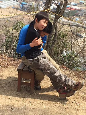 竜王ピークのベンチでY君に抱きつくM君の写真