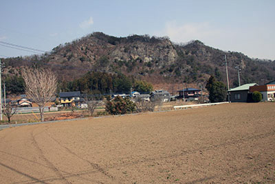 麓から見た神成山の写真