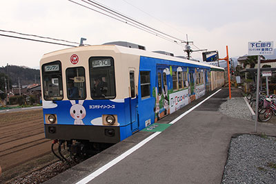 神農原駅のホームに入ってきた上信電鉄の車両の写真