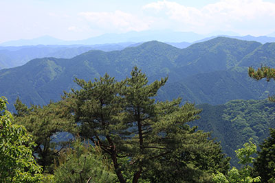 日ノ出山山頂から見た丹沢方面の写真