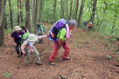 大久保のコルから山頂に向けて登っている写真