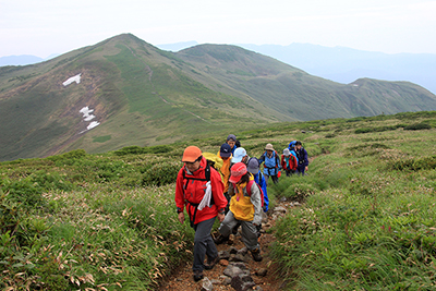 平標山を背に仙ノ倉山に向けて登っている写真