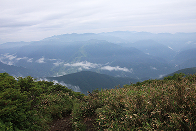苗場山から見た白砂山方面の写真