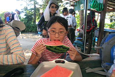 合戦小屋でスイカを食べているSちゃんの写真
