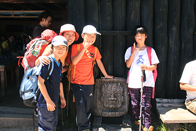 合戦小屋の彫り物のと一緒に撮ったWさんと子どもたちの写真