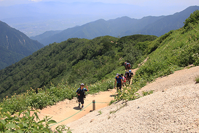 展望の良い燕山荘直前を歩いている写真