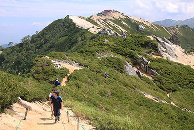 燕山荘を背に燕岳に向けて登っている写真