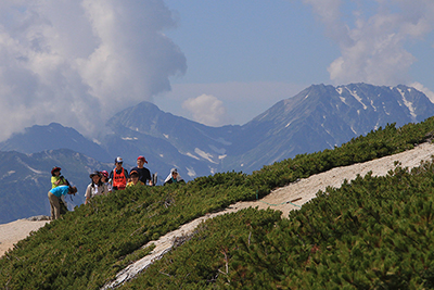 立山連峰を背に燕山荘に戻っている写真