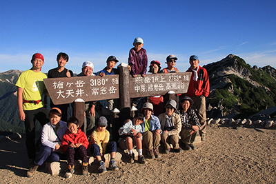 燕山荘前の案内板を囲んだ集合写真