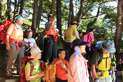 富士見ベンチで富士山を見ている人たちの写真