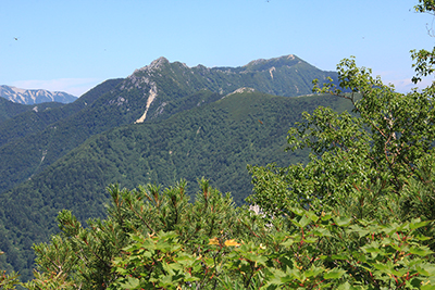 合戦の頭から見た餓鬼岳の写真