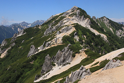 燕山荘から見た昼の燕岳の写真
