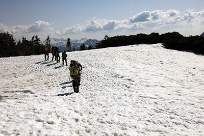 長塀尾根の森林限界を超えて雪原を歩いている写真
