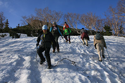 蝶槍の下りの残雪の斜面を下っている写真