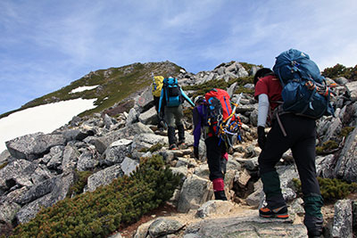 間近に見える常念岳山頂に向けて登っている写真