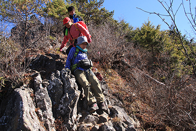 天狗山から男山への稜線にある岩場を通過している写真