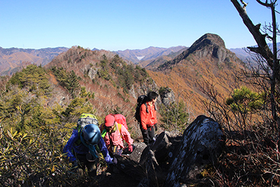 天狗山を背に尾根を歩いている写真