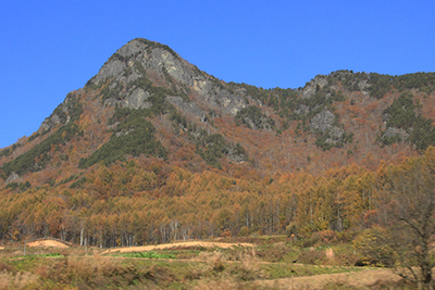 タクシーの窓から見た天狗山の写真