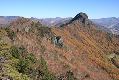 男山方面から振り返った天狗山の写真