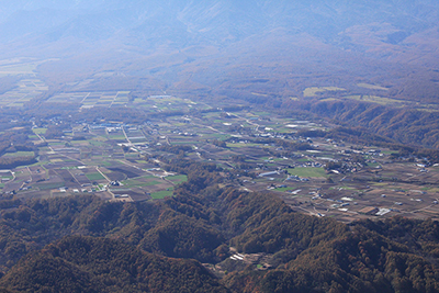 男山山頂から見た小海線沿線の高原野菜畑の写真