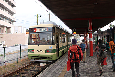 広電宮島口駅のホームで電車に乗る時の写真