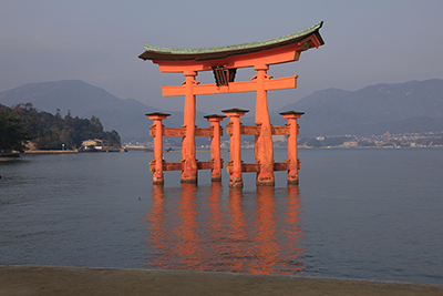 朝日を受けた大鳥居の写真