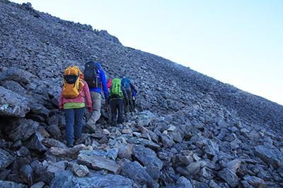 赤石岳へ斜上している登山道を登っている写真