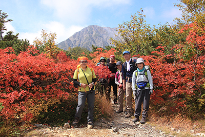 富士見平にある真っ赤に紅葉したナナカマドと共に写した集合写真