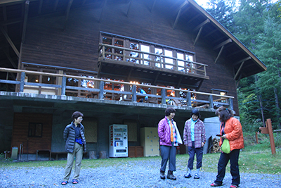 最終日の朝、二軒小屋の前での写真