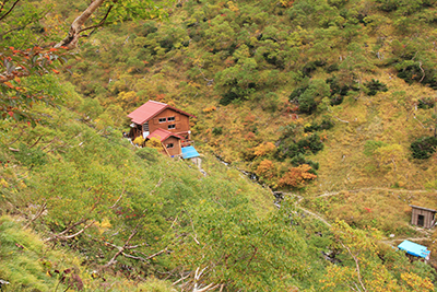 トラバース道から見た百間洞山ノ家の写真