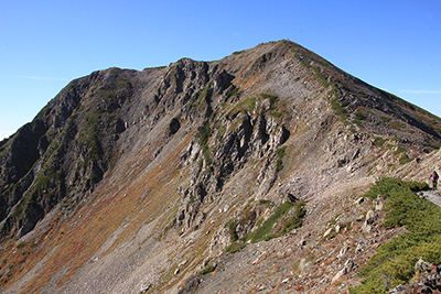 赤石岳の下山中に稜線から振り返ってみた赤石岳の写真