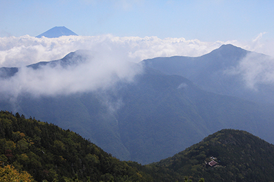 富士見平から見た富士山と笊ヶ岳の写真