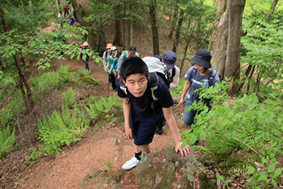 山道を登ってくるＭ君の写真