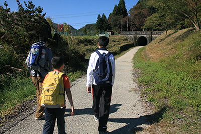 峠の湯駅から歩き始めた写真