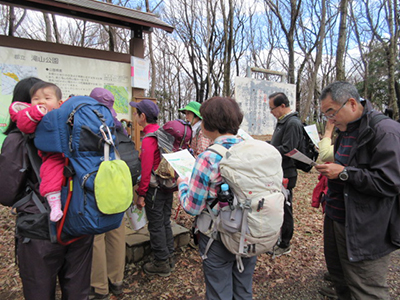 滝山公園の全体像と歴史の看板を見ている写真