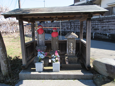 農道の脇にたっていた地蔵の写真