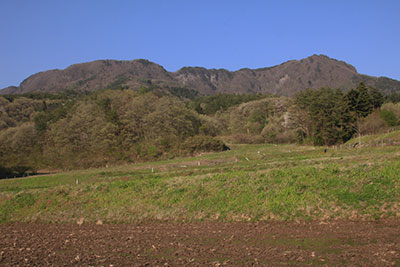 麓から見た上州三峰山の写真