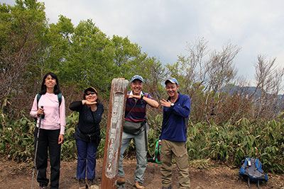 鹿俣山山頂での集合写真