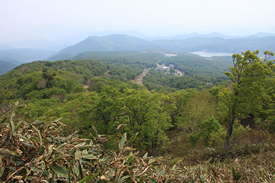 山頂から見た玉原湖と迦葉山方面の写真