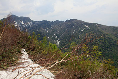 山頂から見た上州武尊山の写真