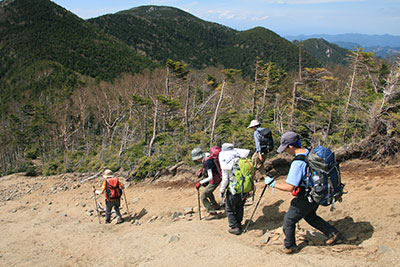 木賊山からザレ場を下っている写真