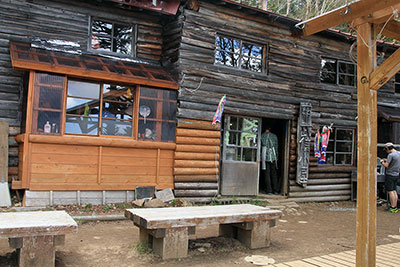 甲武信小屋の入口付近の写真