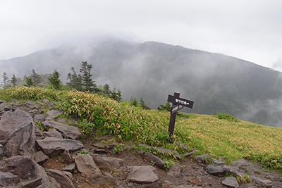 根子岳山頂から見た四阿山の写真