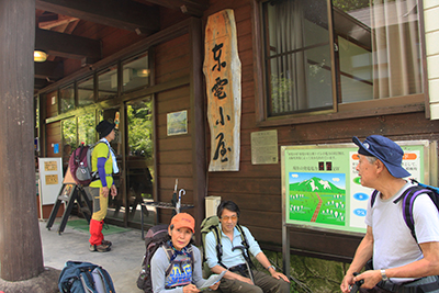 東電小屋前での写真