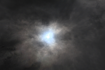 池塘に映った幻想的な太陽の写真