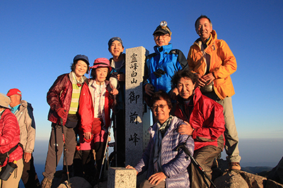 御前峰山頂標識での集合写真