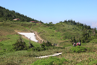 南竜山荘の手前を歩いている写真