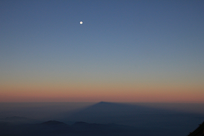 月と影白山の写真