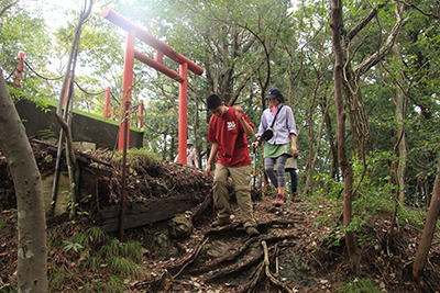 御岳山に向かう途中にある鳥居を通過している写真