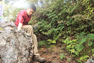 御岳山から岩場を下りているＭ君の写真